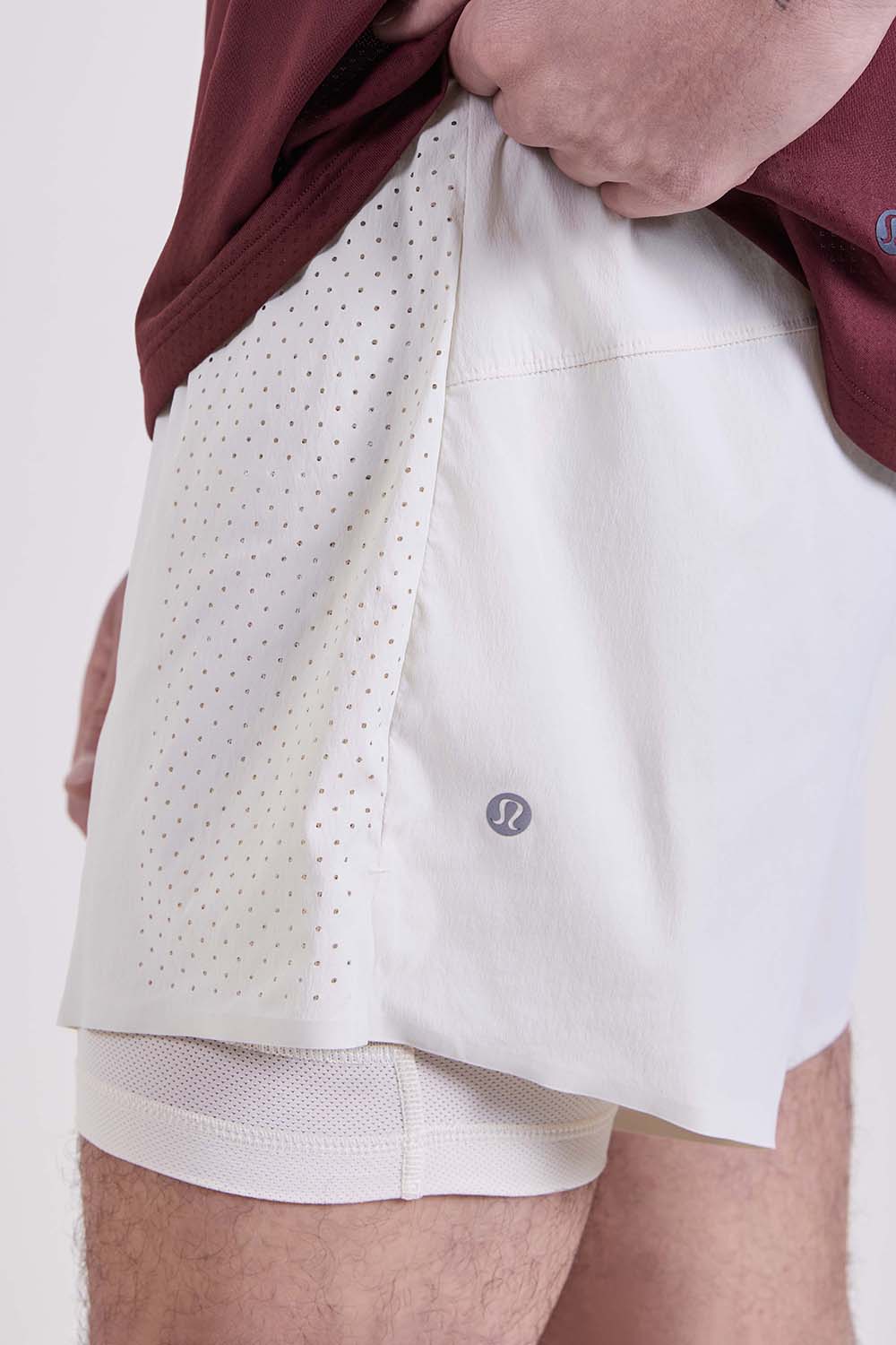 תמונת תקריב דוגמן של Perforated Lined Running Short 5''