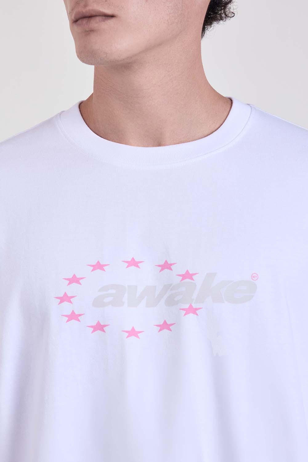 תמונת תקריב דוגמן של חולצת טי בגזרה ישרה