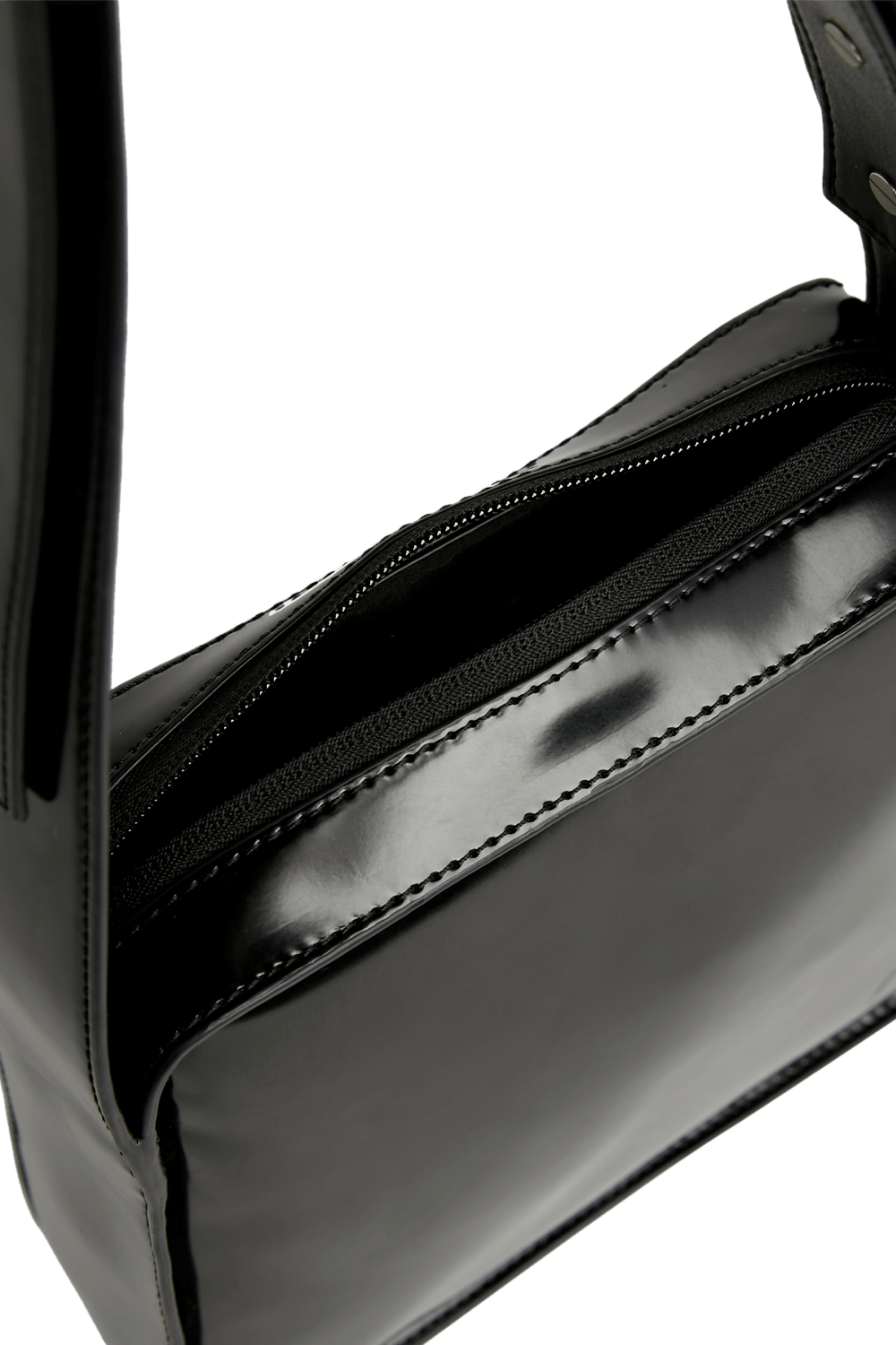 תמונת פנים של תיק כתף לכה