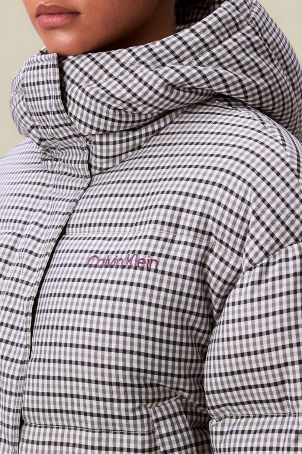 תמונת תקריב דוגמן של מעיל פוך