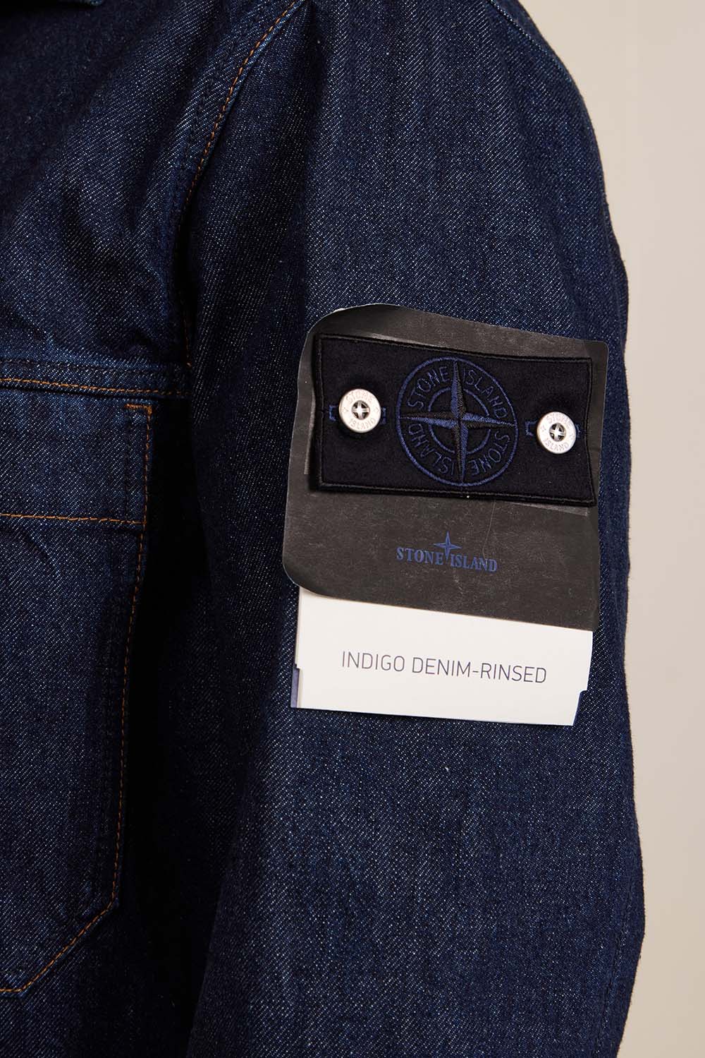 תמונת תקריב דוגמן של ז'קט ג'ינס