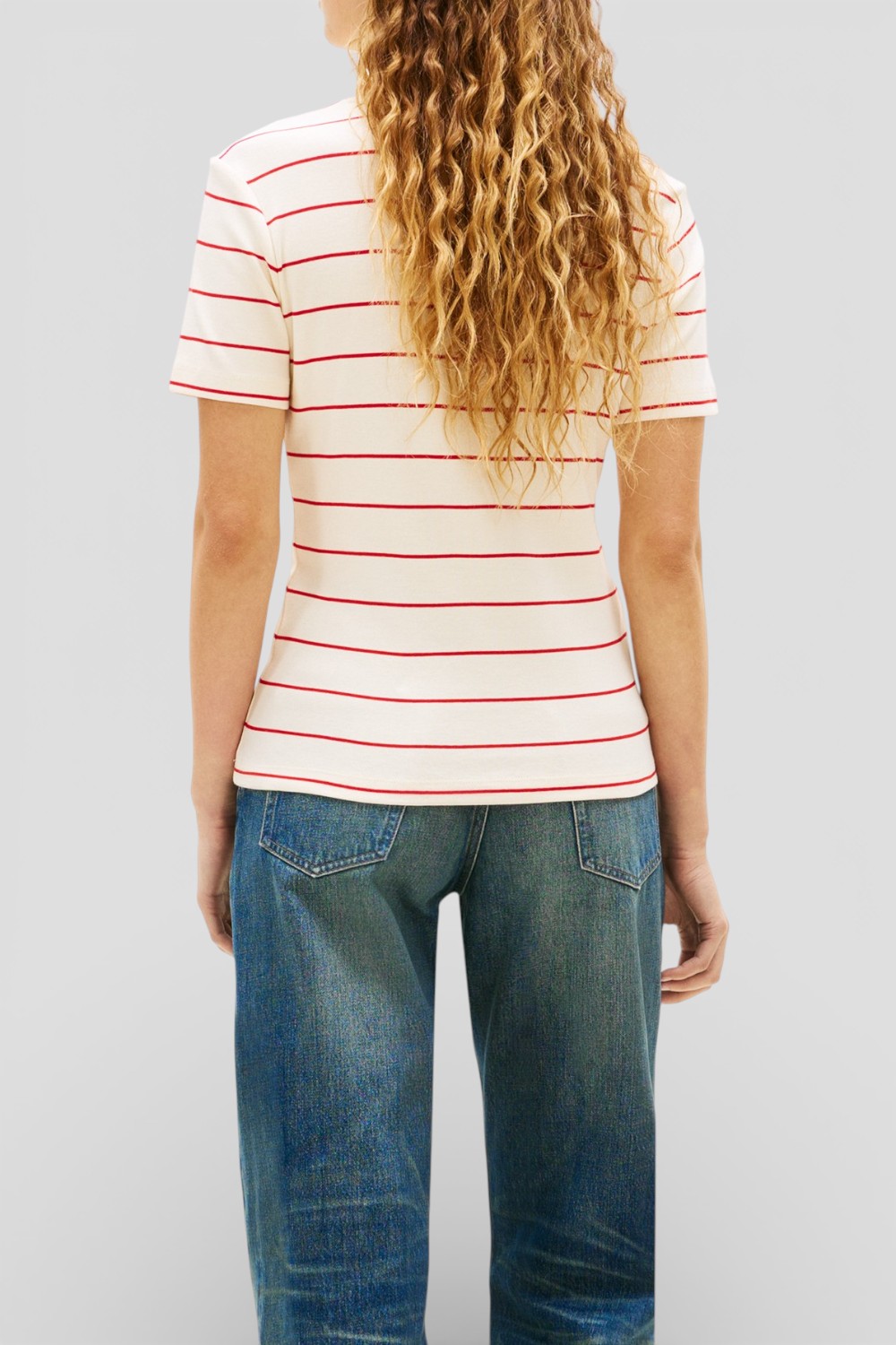 תמונת דוגמן אחורית של חולצת טי