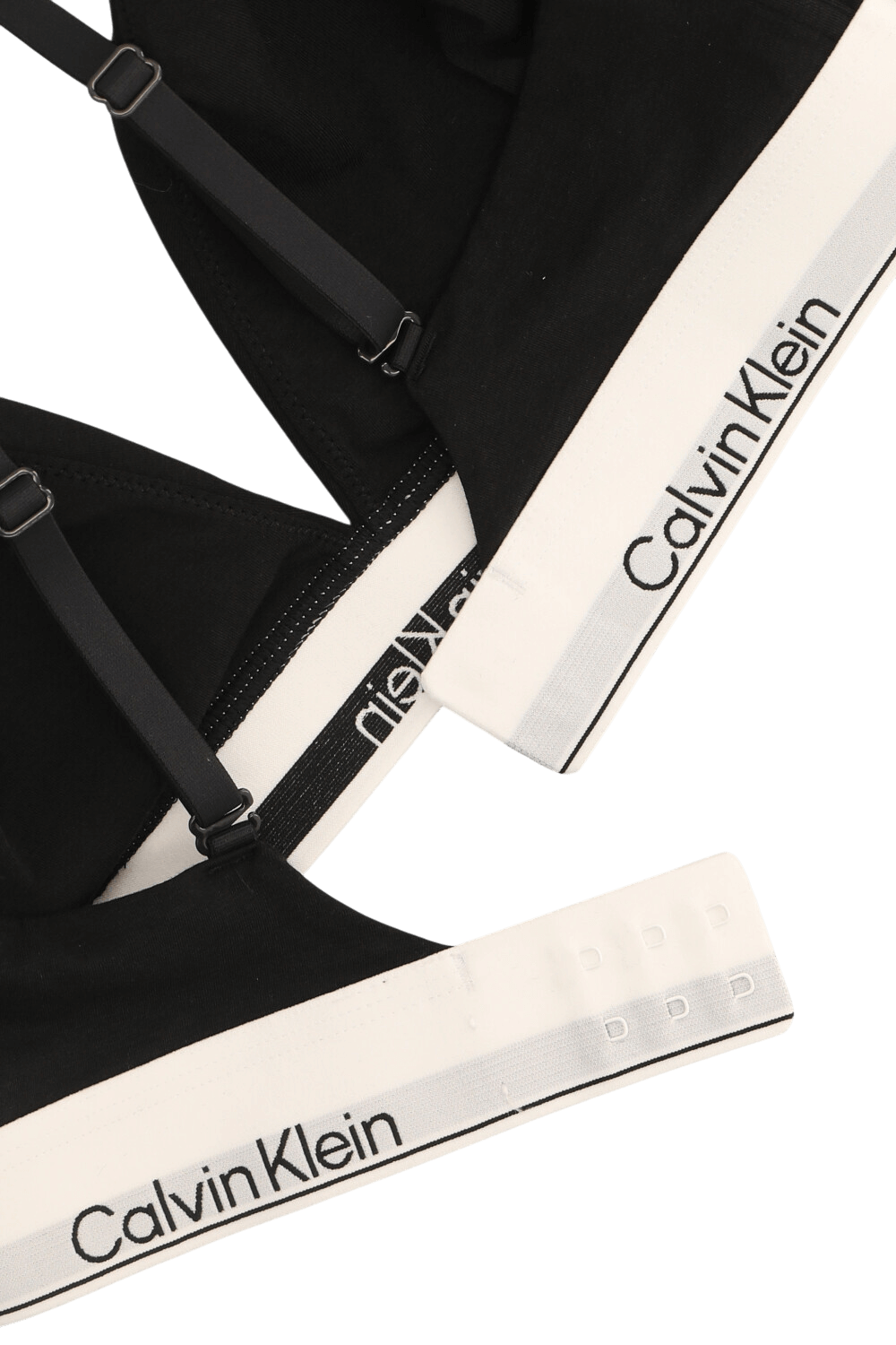 תמונה אחורית של חזיית משולשים