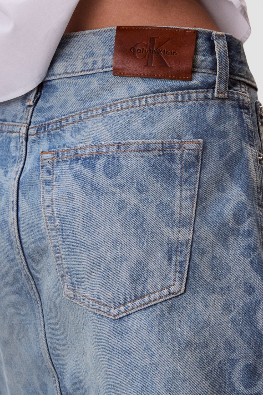 תמונת תקריב דוגמן של חצאית ג׳ינס מיני