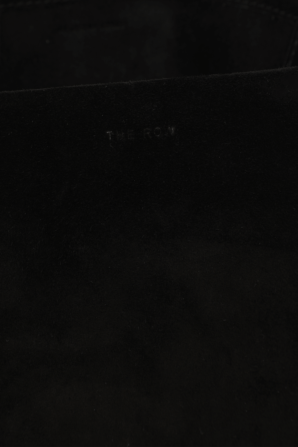 תמונת תקריב של תיק נשיאה מוארך שחור