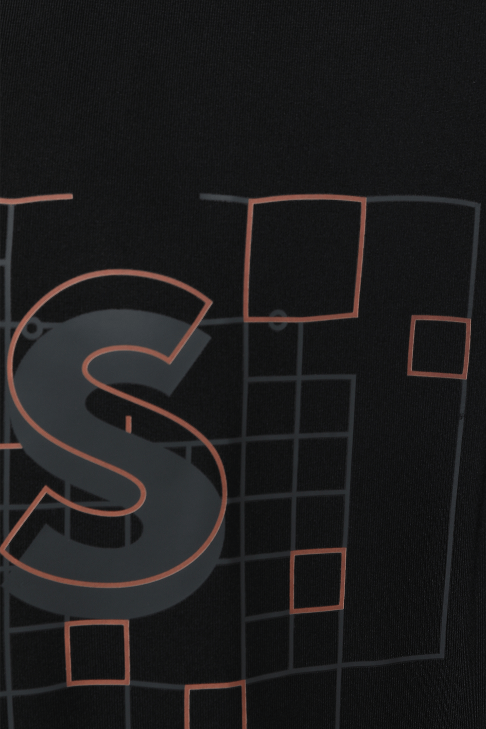 תמונה אחורית של חולצת טי אקטיב גרפית עם אלמנטים זוהרים בחושך