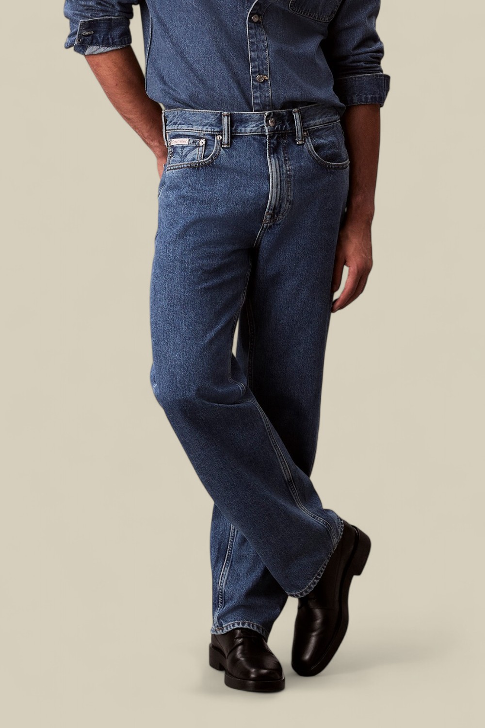 תמונת דוגמן קידמית של מכנסי ג'ינס בגזרה ישרה