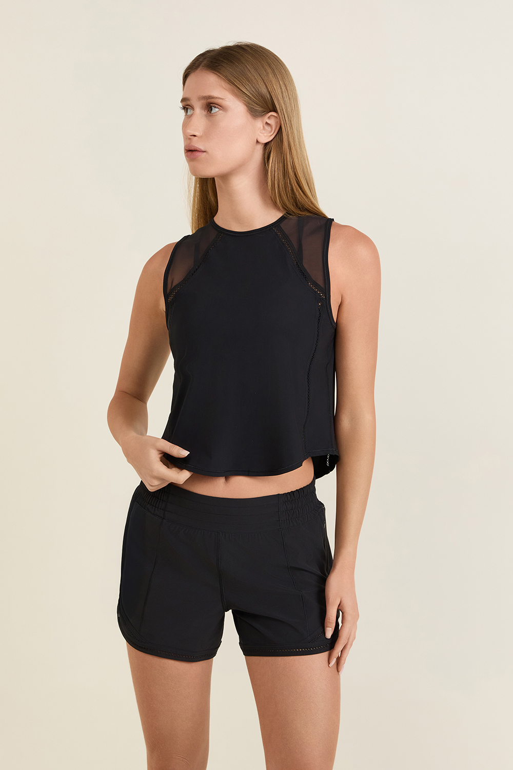 תמונת דוגמן קידמית של Sculpt Crop Tank Lace Trim