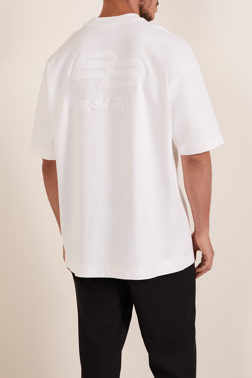 תמונת דוגמן אחורית של חולצת טי בגזרה משוחררת