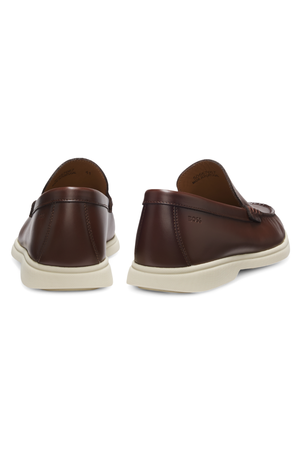 תמונת תקריב של נעלי מוקסינים עור