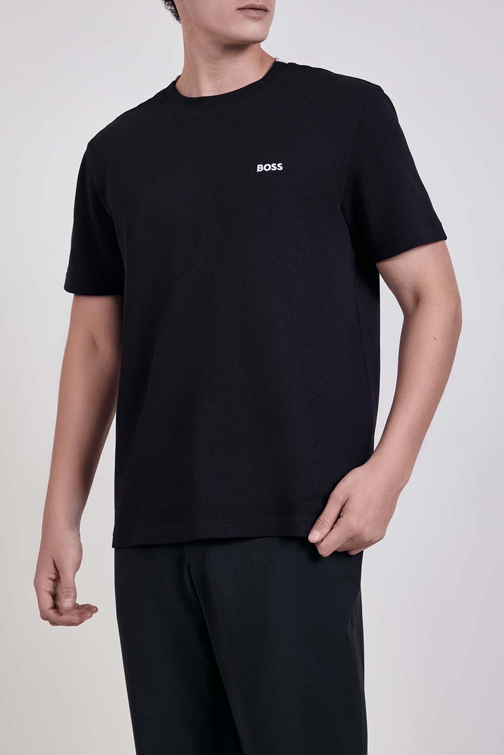 תמונת דוגמן קידמית של חולצת טי בגזרה ישרה