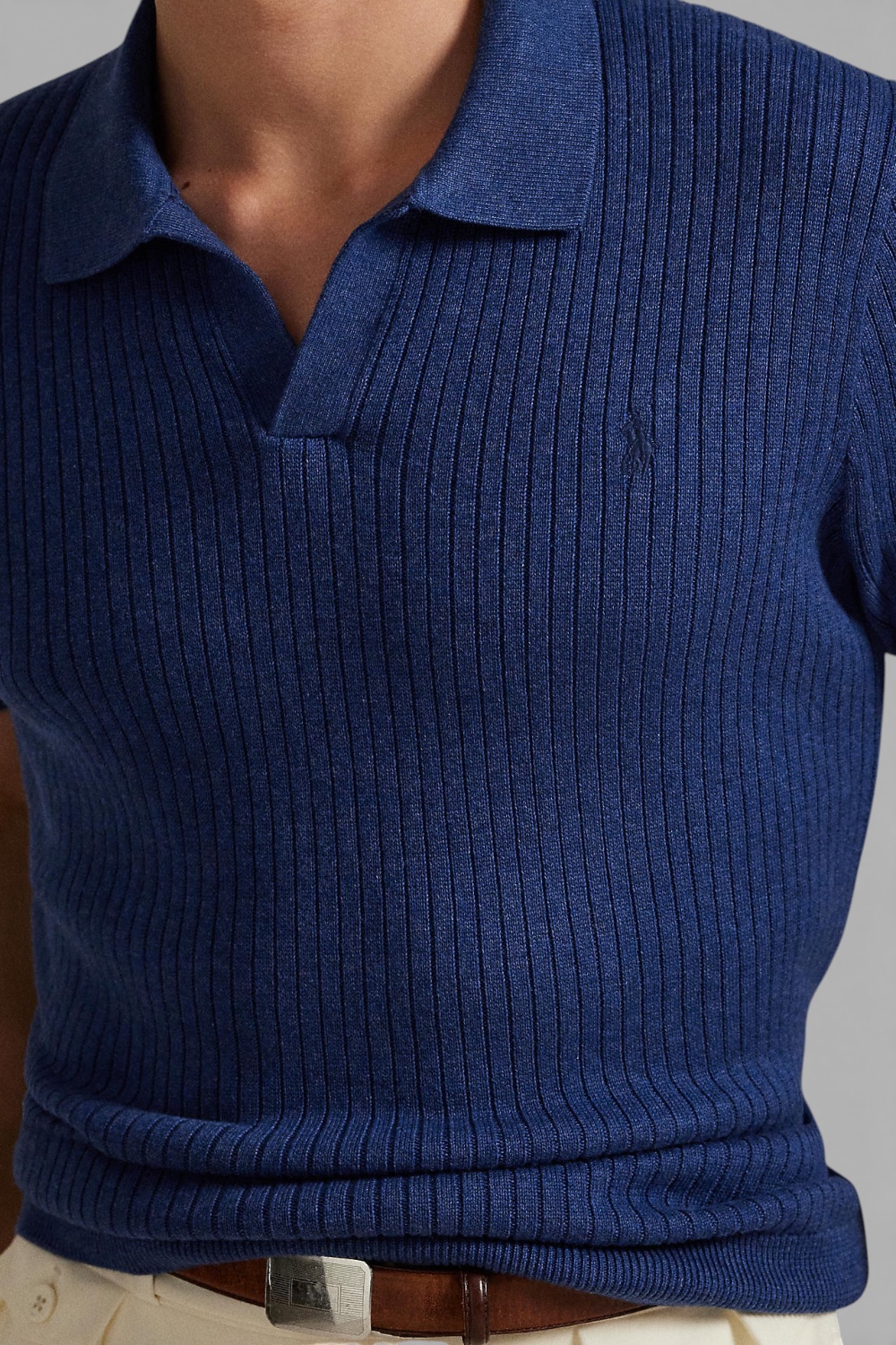 תמונת תקריב דוגמן של חולצת פולו