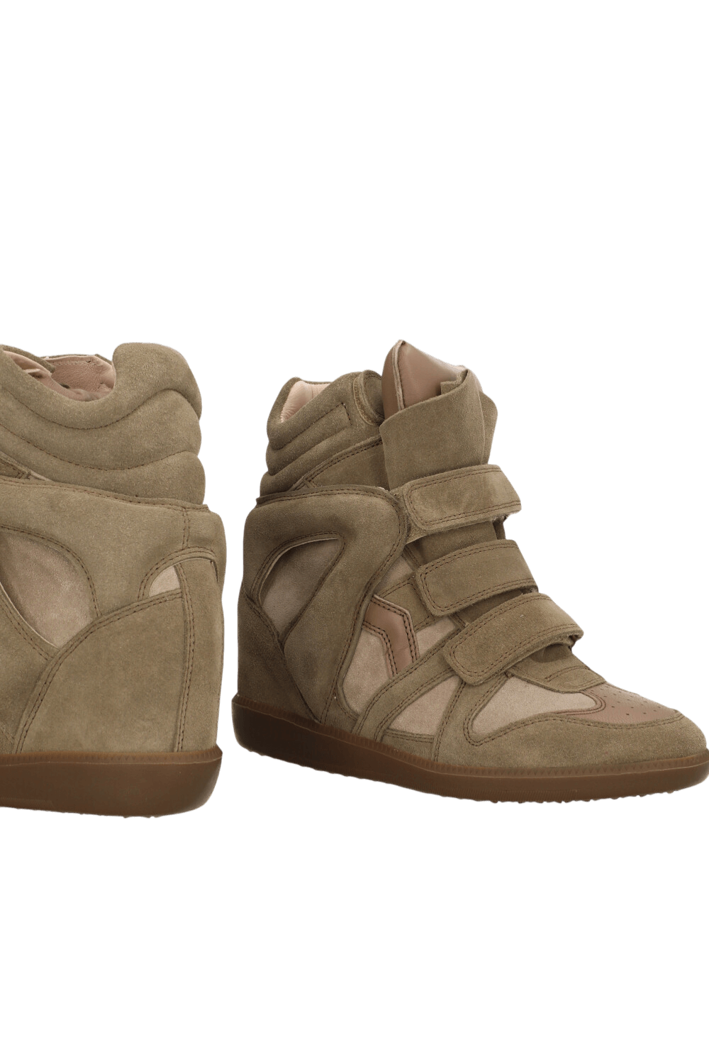 תמונת תקריב של נעלי סניקרס בקאט