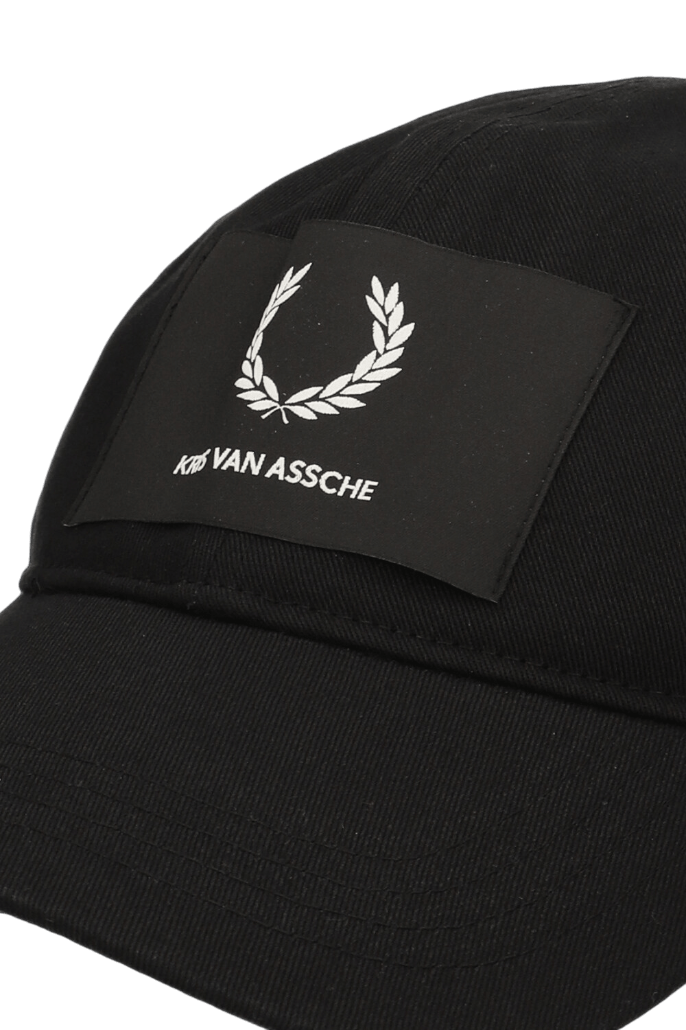 תמונת תקריב של כובע מצחייה פרד פרי X קריס ואן אש