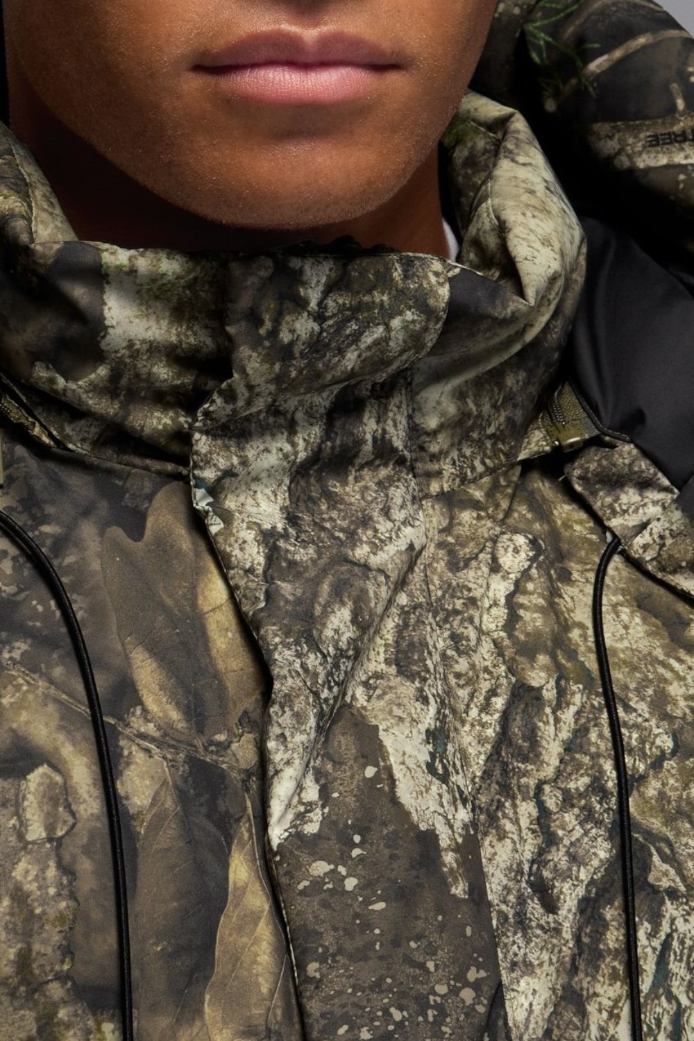 תמונת תקריב דוגמן של מעיל פוך Jordan Flight