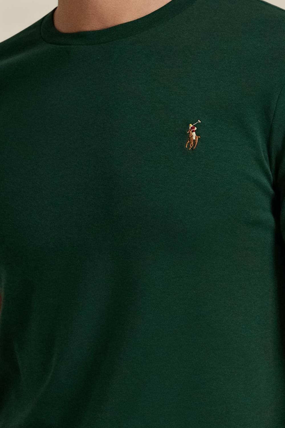 תמונת תקריב דוגמן של חולצת טי סלים