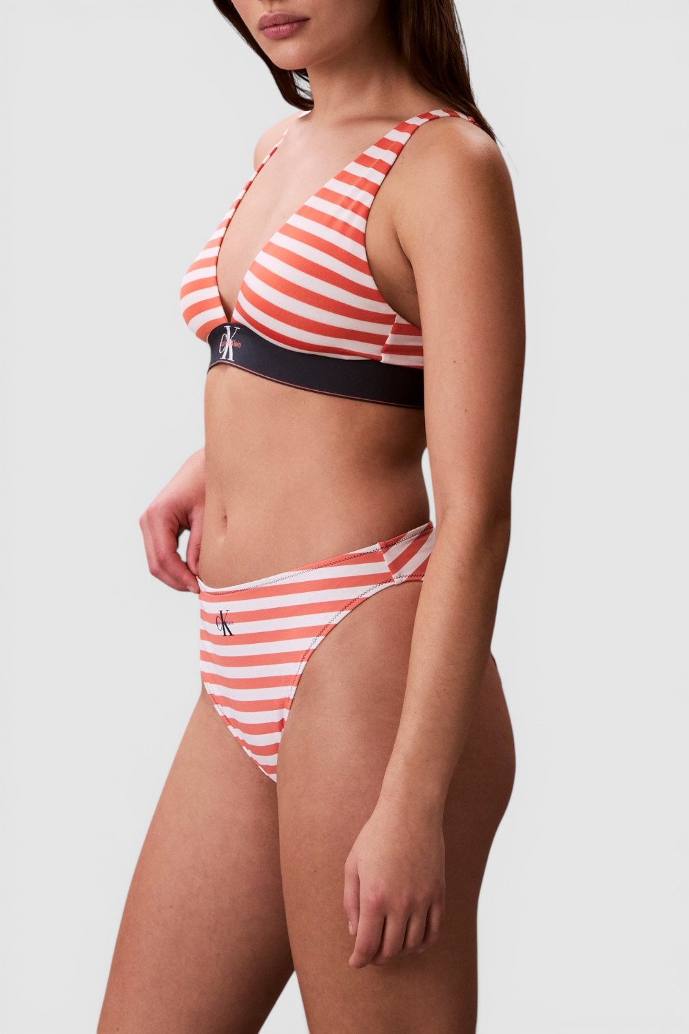 תמונת דוגמן קידמית של תחתוני ביקיני  בגזרה גבוהה