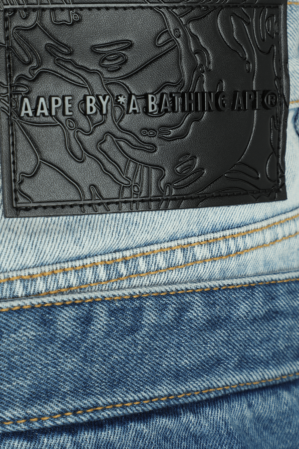 תמונת תקריב של מכנסי ג'ינס כחולים במראה כפול עם הדפס כתב יד