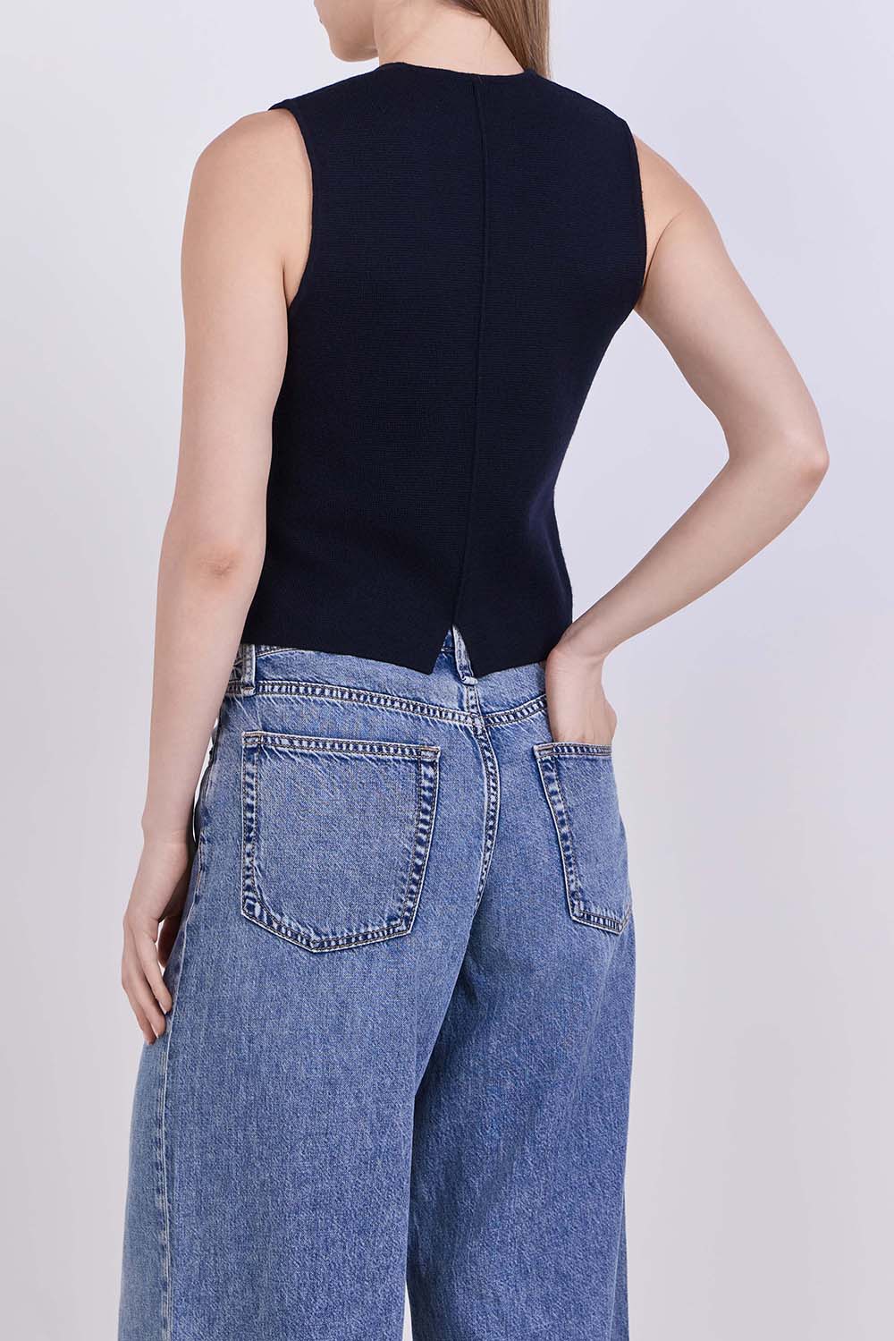 תמונת דוגמן אחורית של וסט