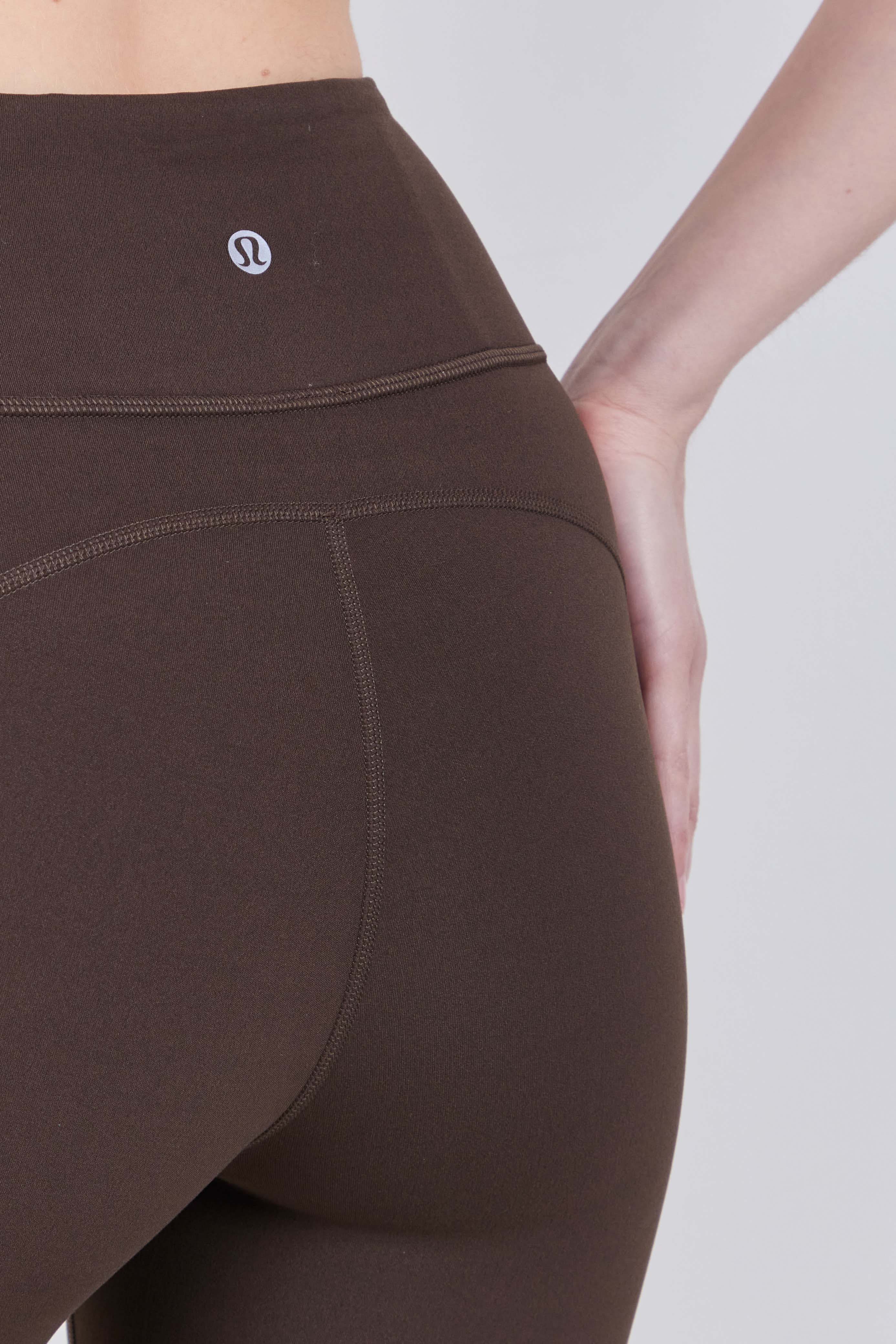 תמונת תקריב דוגמן של Groove Nulu High-Rise Flared Pant Regular