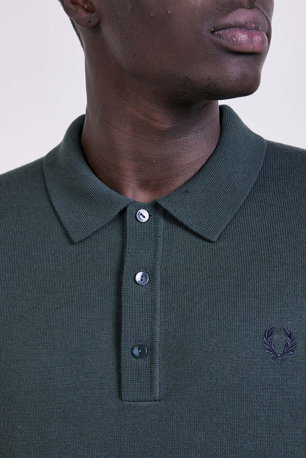 תמונת תקריב דוגמן של חולצת פולו ארוכה