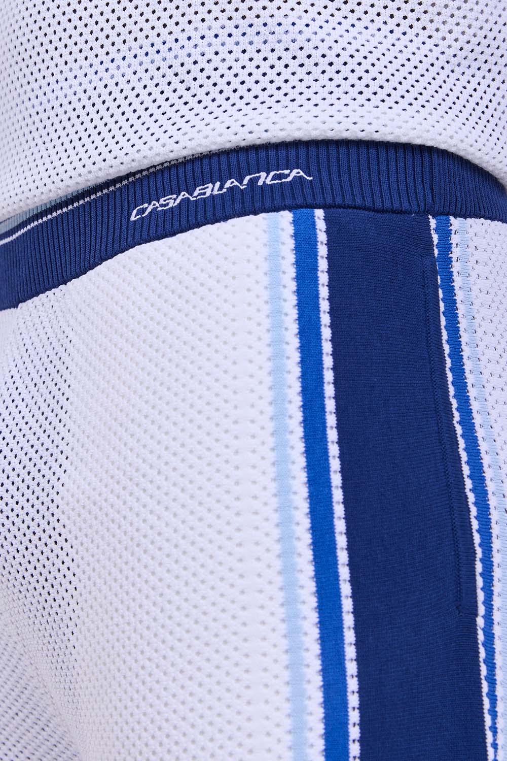 תמונת תקריב דוגמן של מכנסיים קצרים בגזרה משוחררת