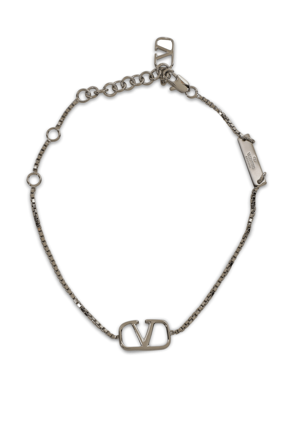 תמונה קידמית של צמיד לוגו מטאלי כסוף