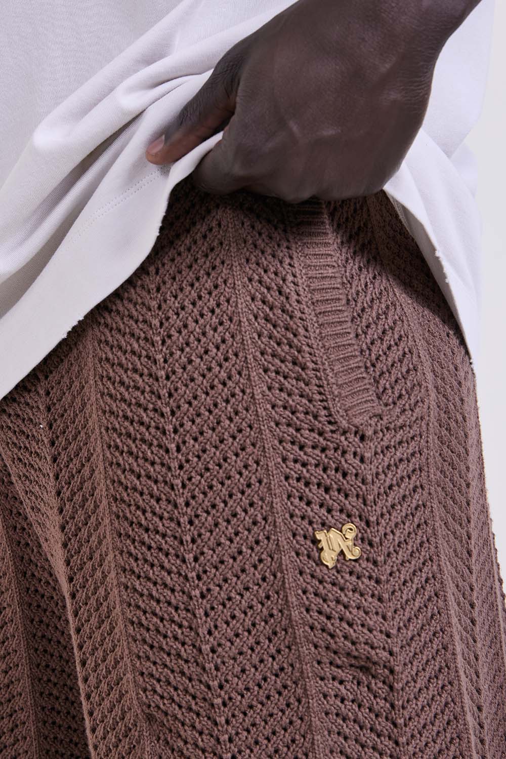 תמונת תקריב דוגמן של מכנסיים קצרים סרוגים