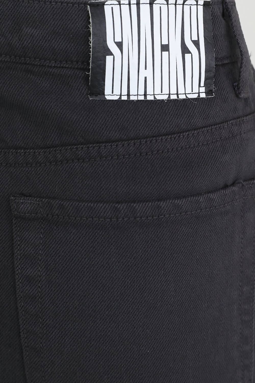 תמונת תקריב דוגמן של חצאית א-סימטרית