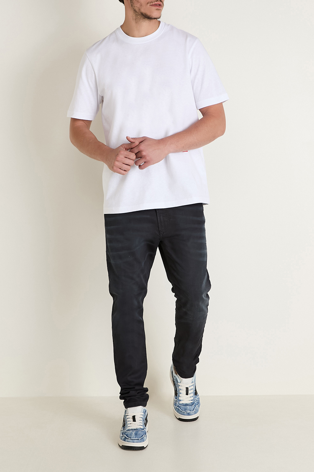 תמונת דוגמן קידמית של נעלי סניקרס