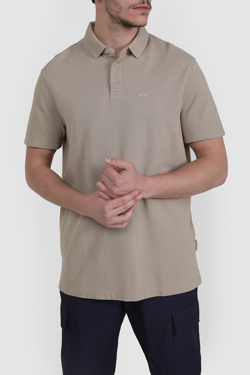 תמונת דוגמן קידמית של חולצת פולו קצרה