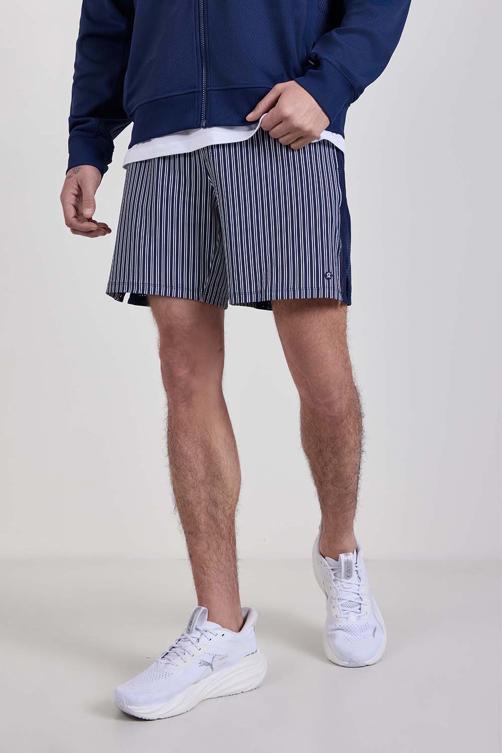 תמונת דוגמן קידמית של Mesh-Panelled Tennis Short 7''