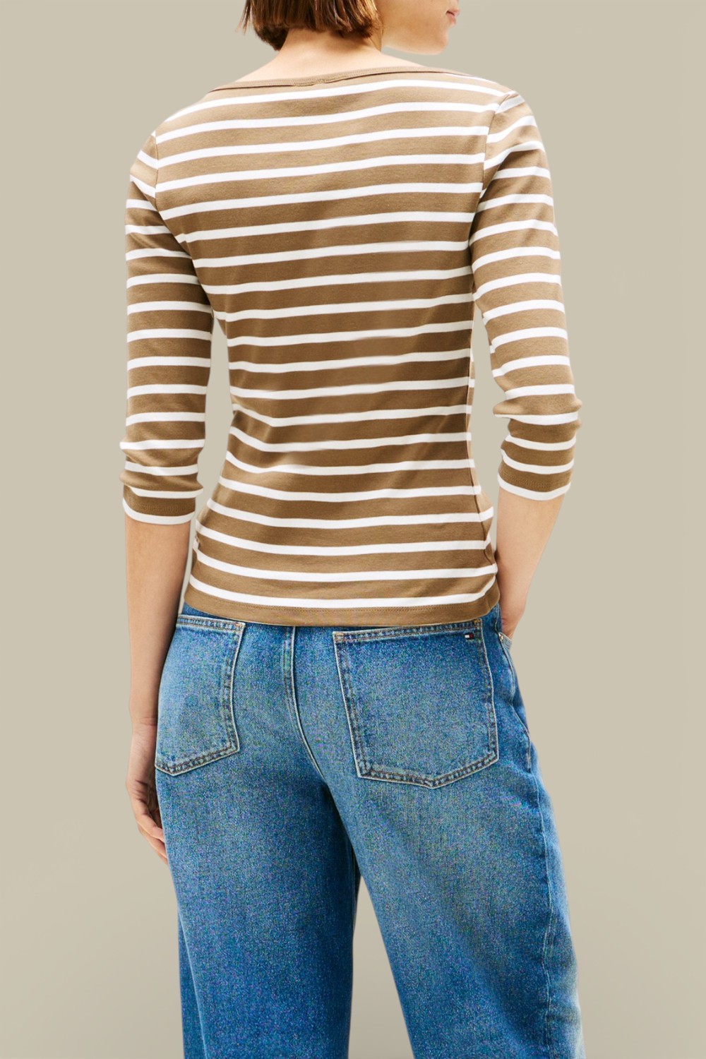 תמונת דוגמן אחורית של חולצת פסים