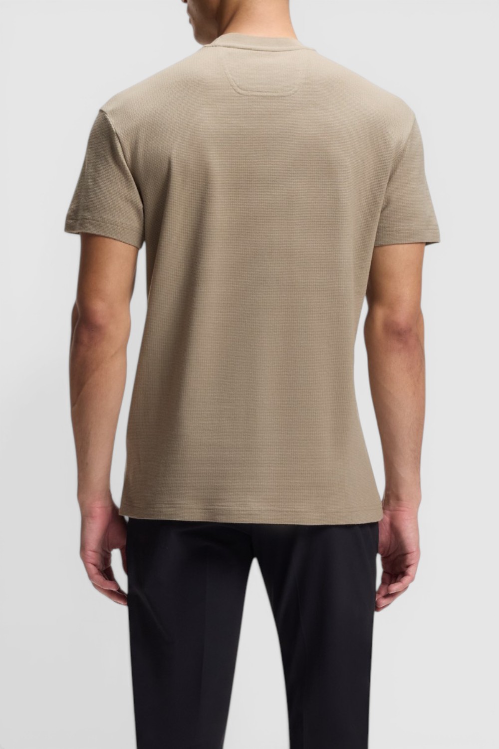 תמונת דוגמן אחורית של חולצת טי בגזרה משוחררת