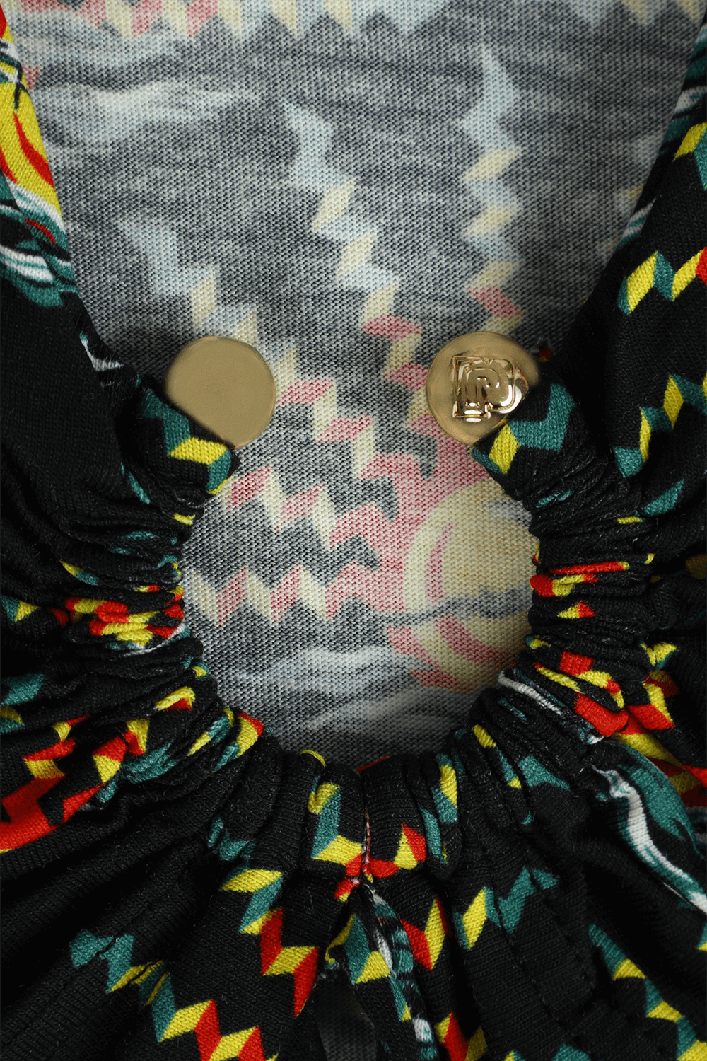 תמונת תקריב של חולצת קשירה ססגונית עם פרנזים