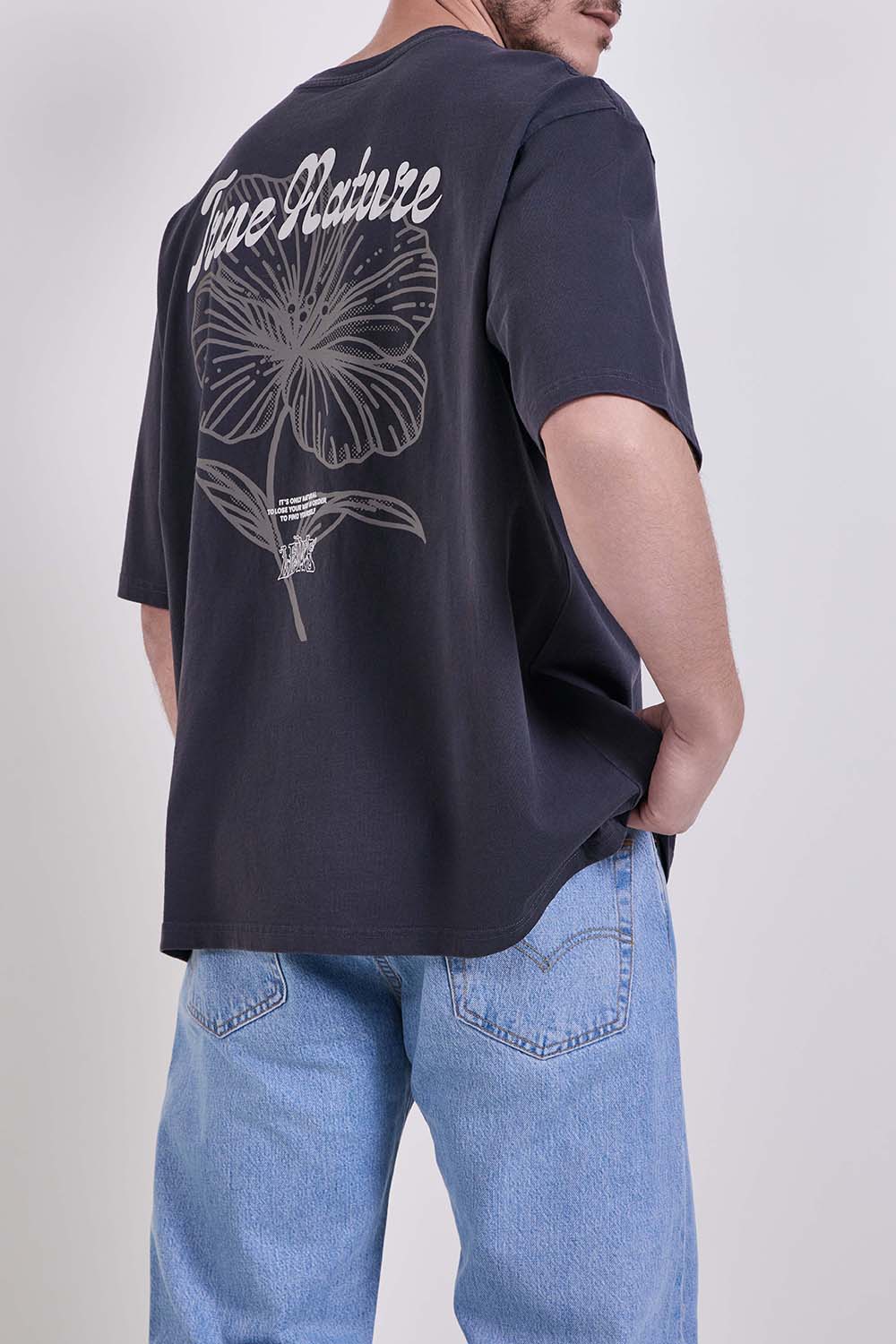 תמונת דוגמן אחורית של חולצת טי בגזרה משוחררת