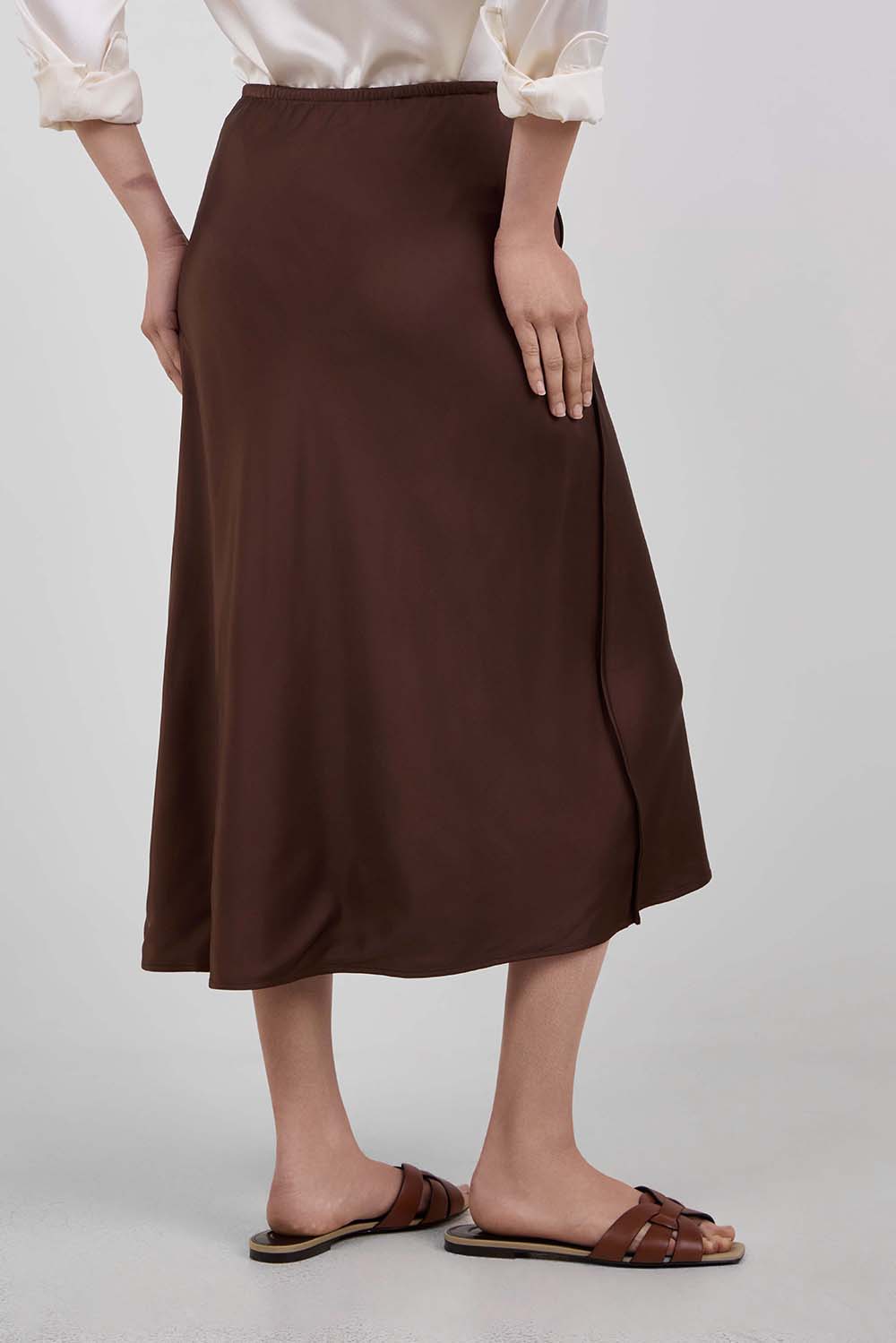 תמונת דוגמן אחורית של חצאית מקסי