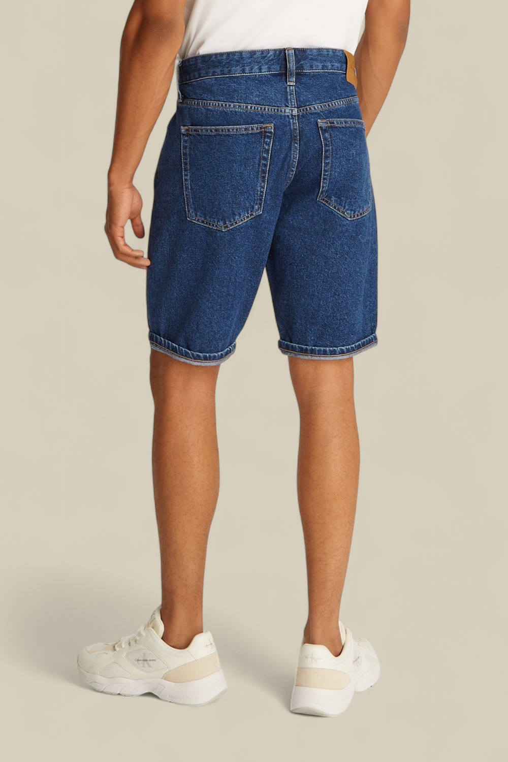 תמונת דוגמן אחורית של מכנסי ג'ינס ברמודה