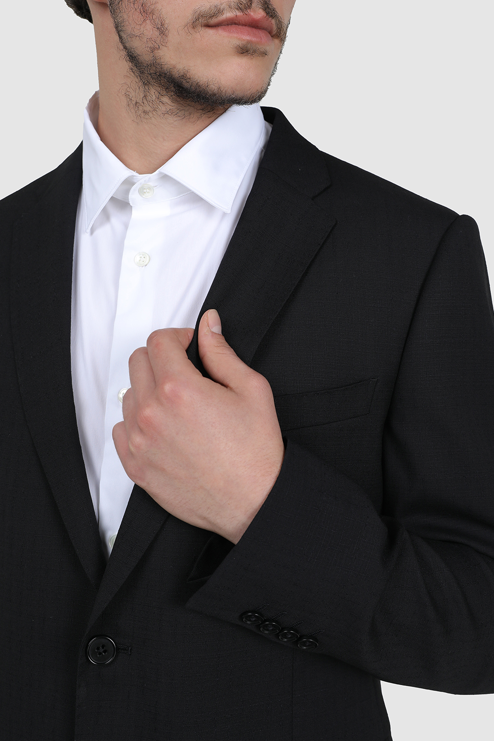 תמונת תקריב דוגמן של חליפה מחויטת