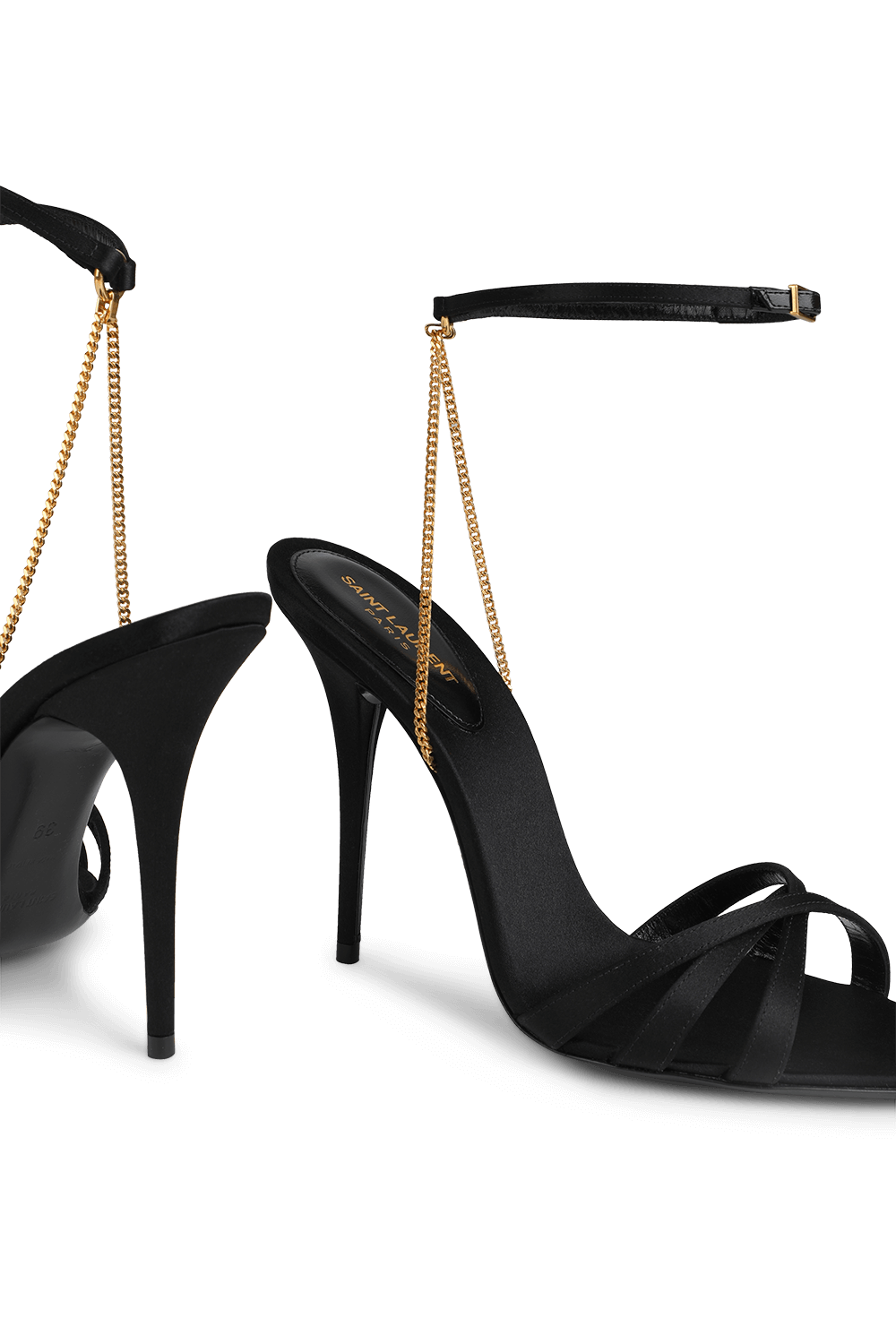 תמונת תקריב של סנדלי מלודי מסאטן