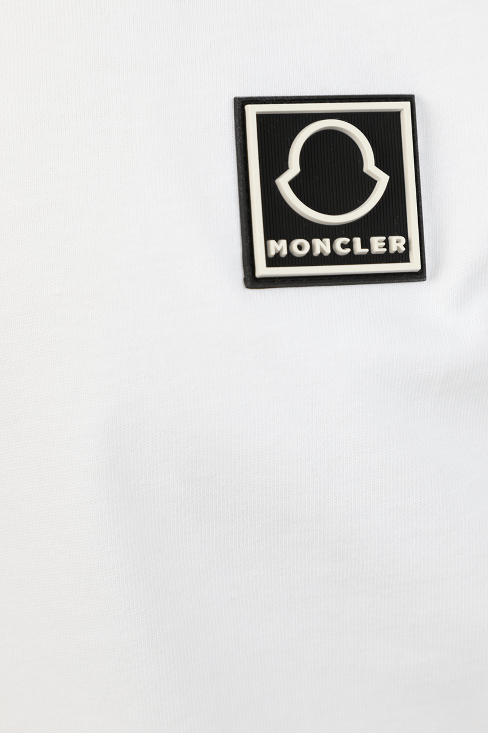 תמונה אחורית של חולצת טי עם לוגו סיליקון בצבע לבן