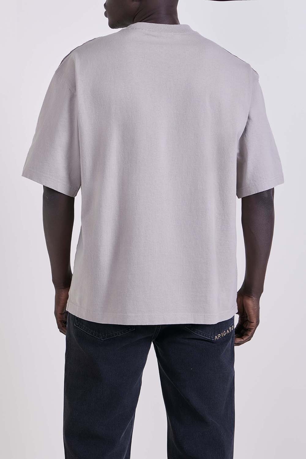 תמונת דוגמן אחורית של חולצת טי בגזרה ישרה