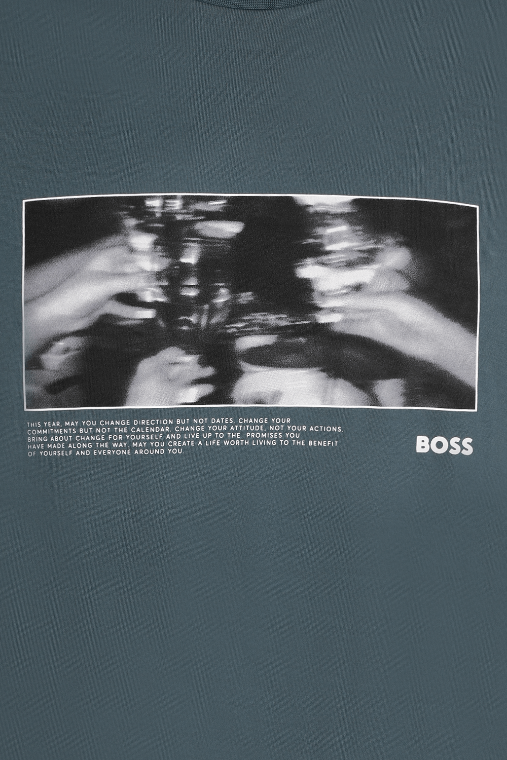 תמונה אחורית של חולצת טי גרפית