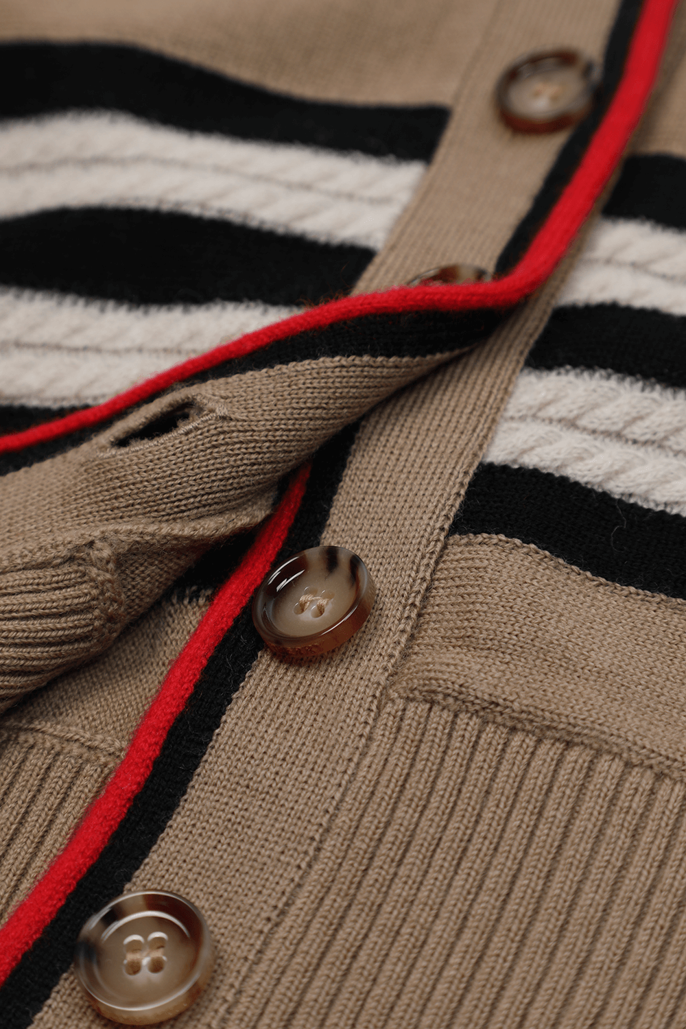 תמונת תקריב של גילאי 3-14 קרדיגן פסים בצבעוניות אייקונית