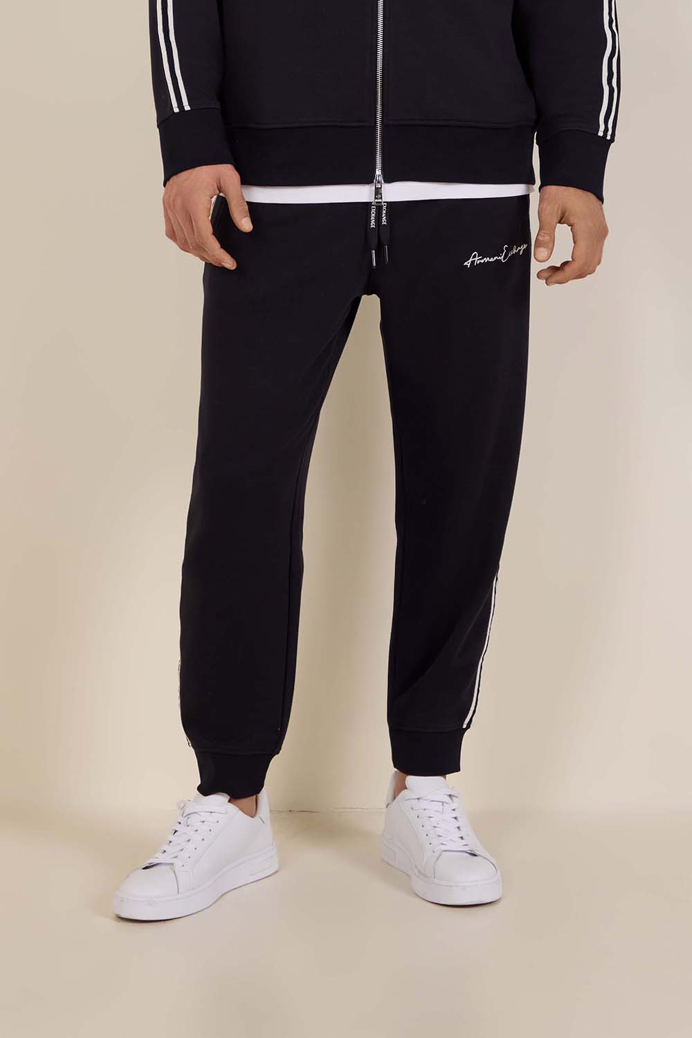 תמונת דוגמן קידמית של מכנסי ג'וגר