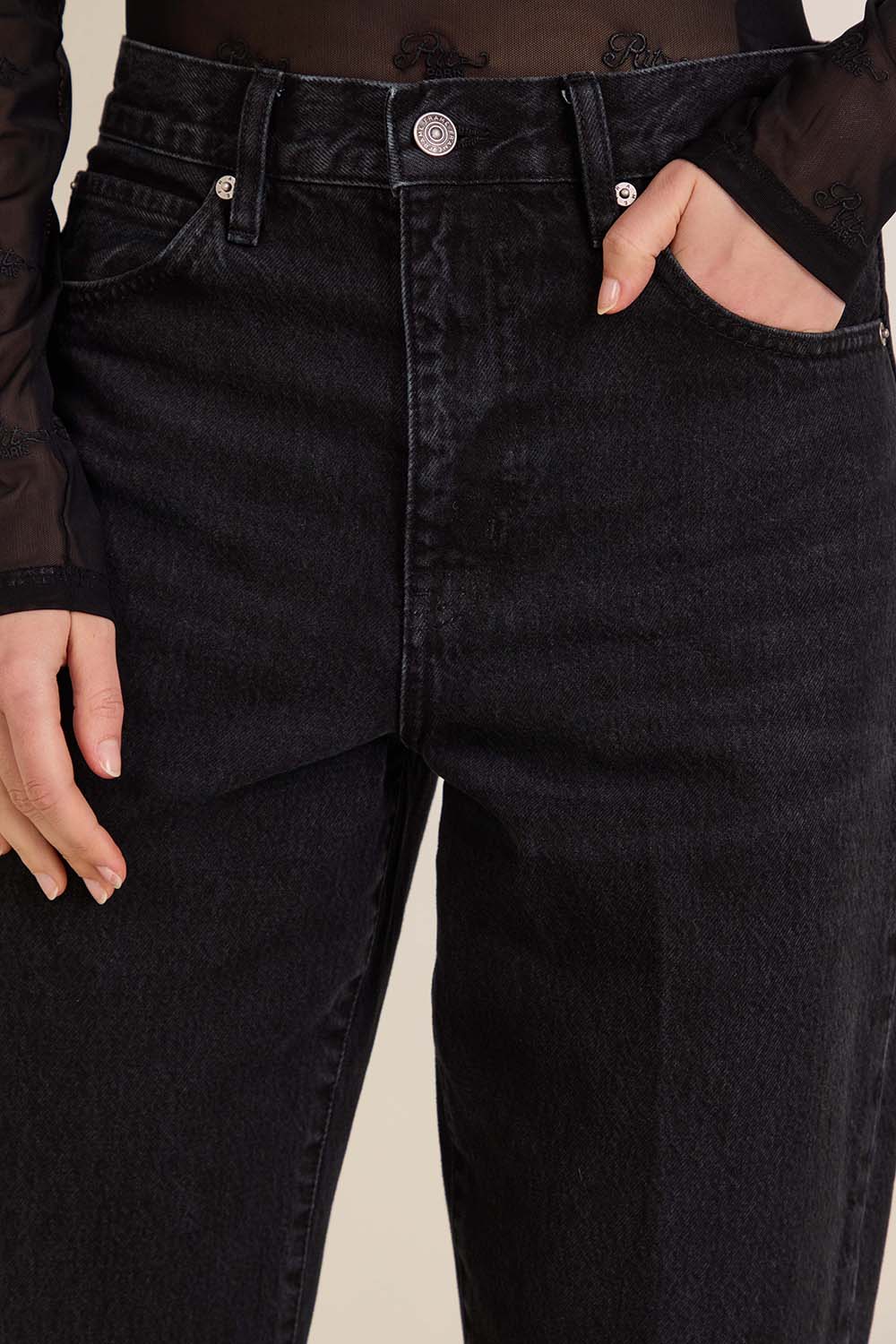 תמונת תקריב דוגמן של מכנסי ג'ינס בגזרה משוחררת