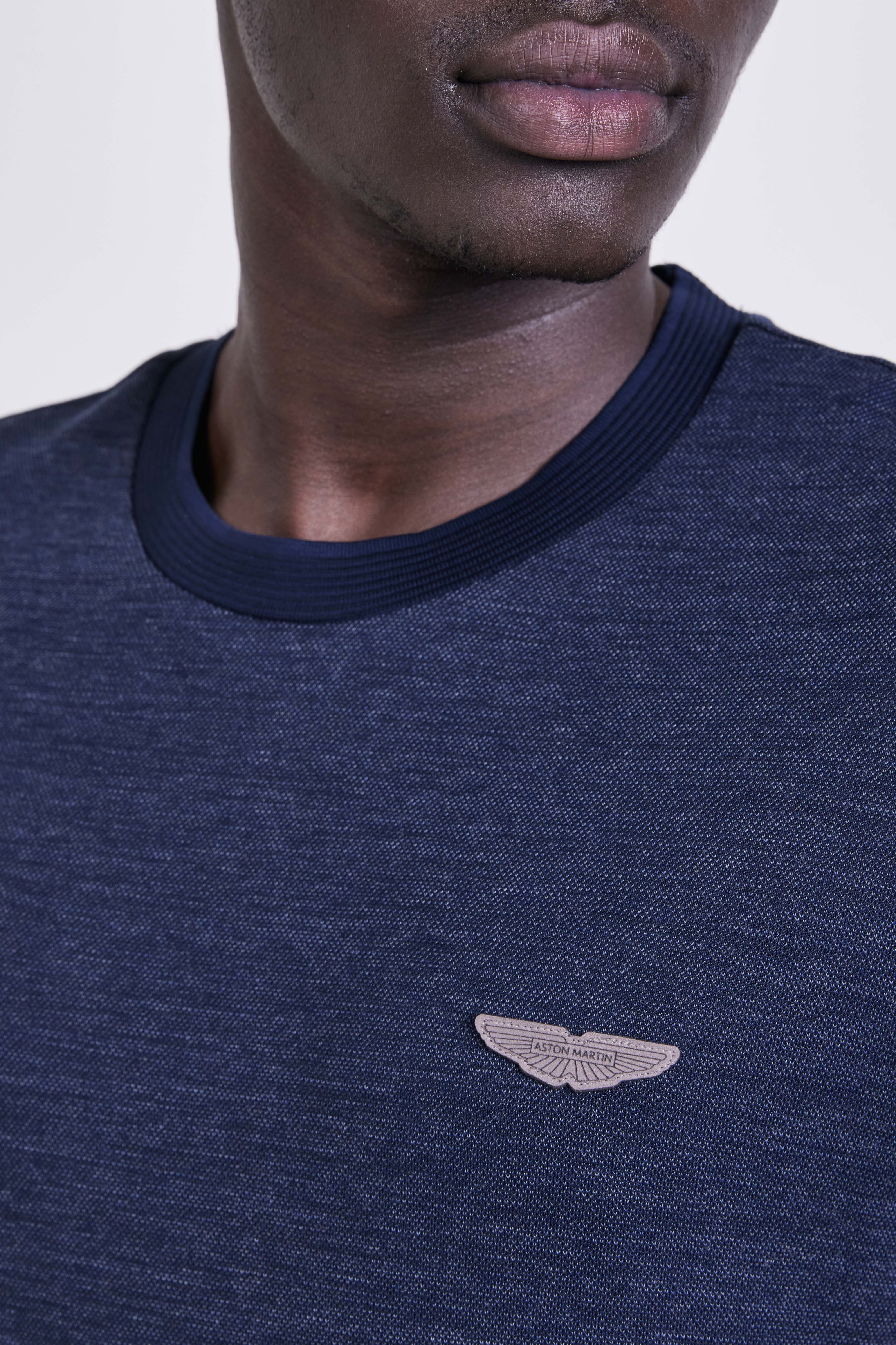 תמונת תקריב דוגמן של חולצת טי בוס X אסטון מרטין