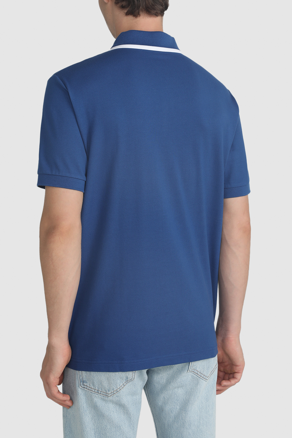 תמונת דוגמן אחורית של חולצת פולו בסגירת רוכסן