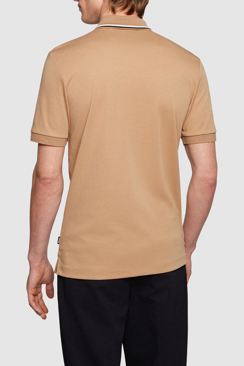 תמונת דוגמן אחורית של חולצת פולו