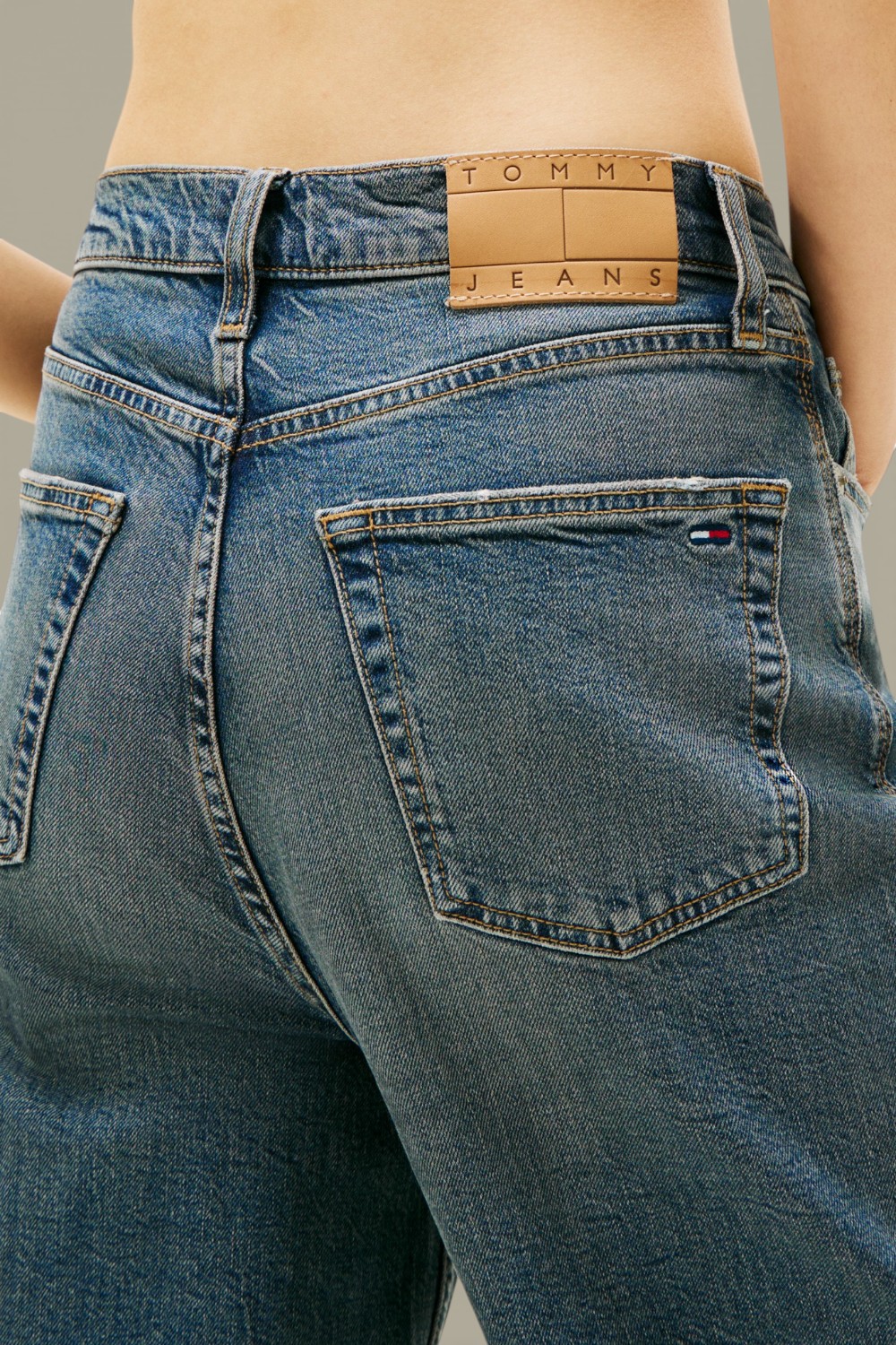 תמונת תקריב דוגמן של ג'ינס בגזרה רחבה